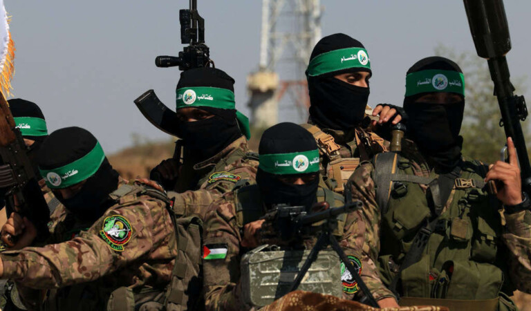 Hamas desfila novamente com reféns e depois os liberta